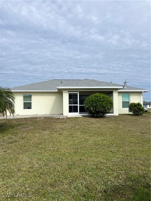 view of front facade featuring a front yard