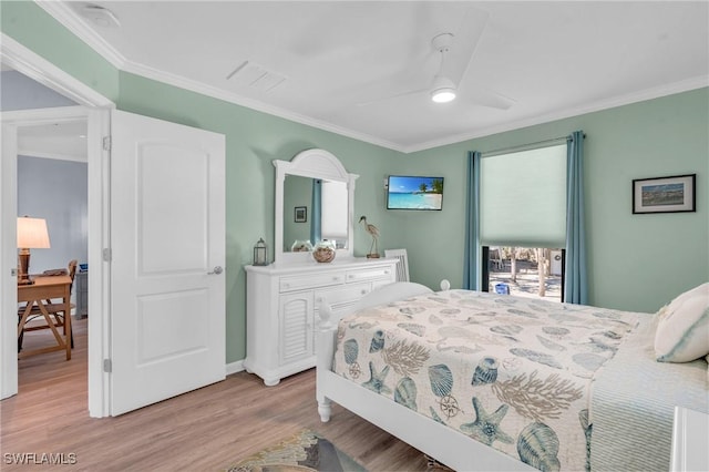 bedroom with visible vents, light wood-style floors, ornamental molding, ceiling fan, and baseboards