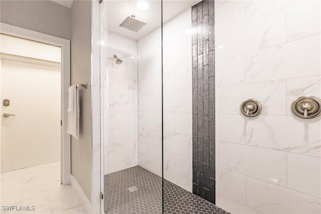 bathroom featuring a tile shower