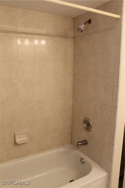 bathroom with tiled shower / bath