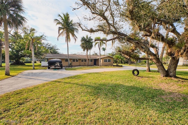 view of front facade featuring a front yard