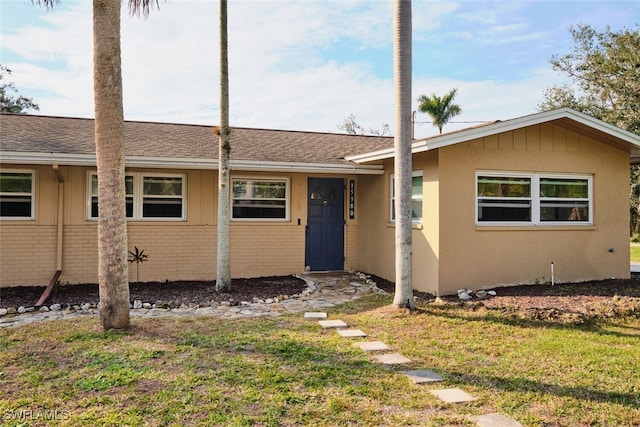 view of front of house featuring a front lawn