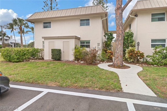 view of front of property featuring a front lawn