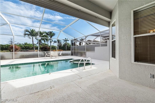 view of swimming pool featuring a lanai, a jacuzzi, and a patio area