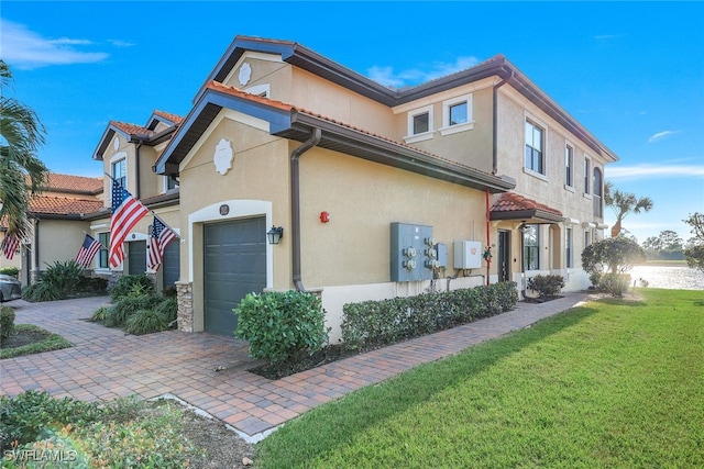 view of front of property featuring a front yard and a garage