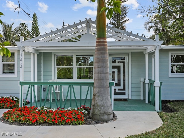 view of front facade featuring covered porch and a pergola