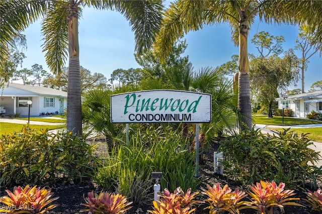 community / neighborhood sign featuring a lawn