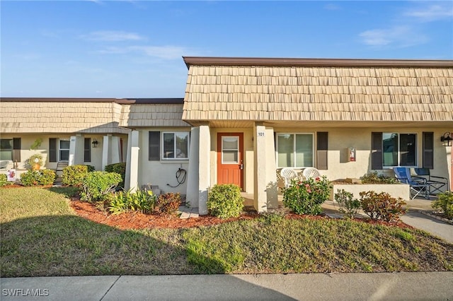 view of front of house featuring a front lawn