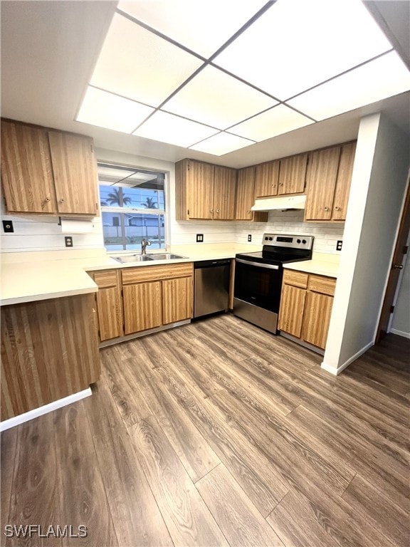 kitchen featuring sink, stainless steel appliances, a paneled ceiling, and hardwood / wood-style flooring