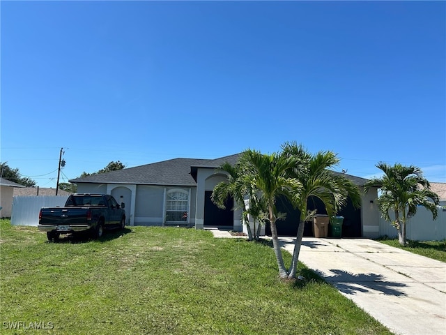 view of front of home featuring a front yard