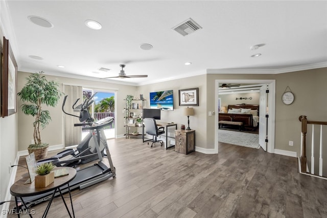 workout room featuring ceiling fan, ornamental molding, and hardwood / wood-style flooring