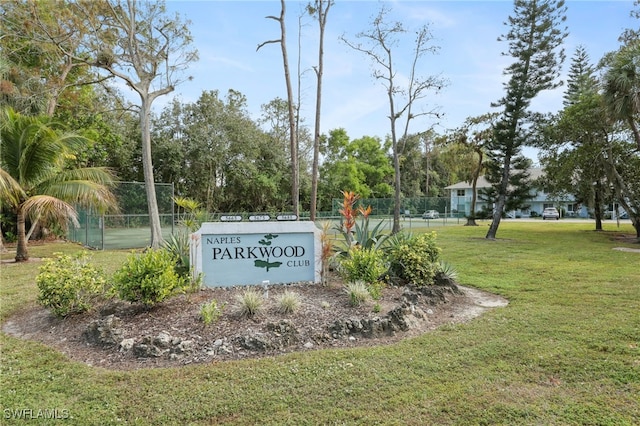 community / neighborhood sign featuring a lawn