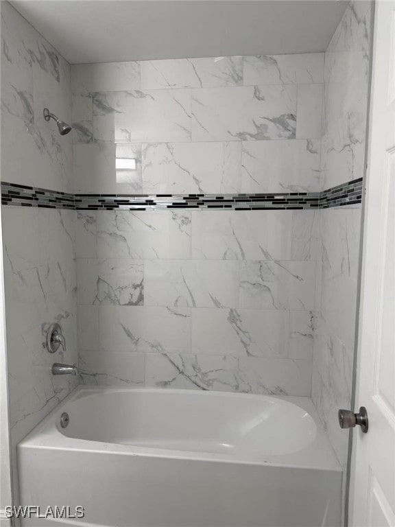 bathroom with tiled shower / bath