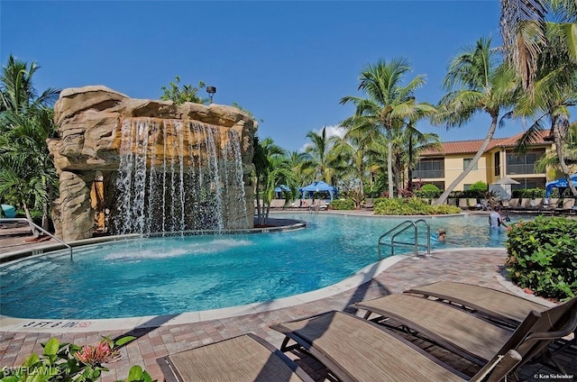 view of pool with pool water feature