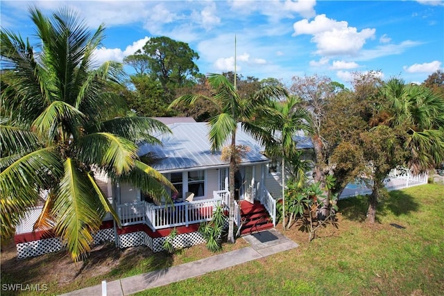 view of front facade featuring a front yard and covered porch