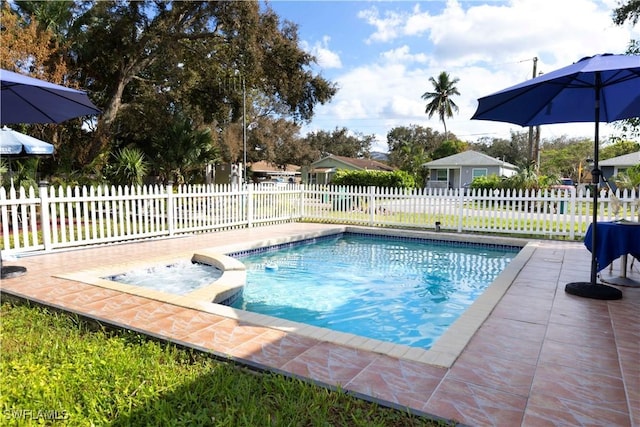 view of pool featuring an in ground hot tub