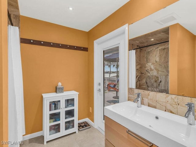 bathroom featuring a shower with shower curtain and vanity