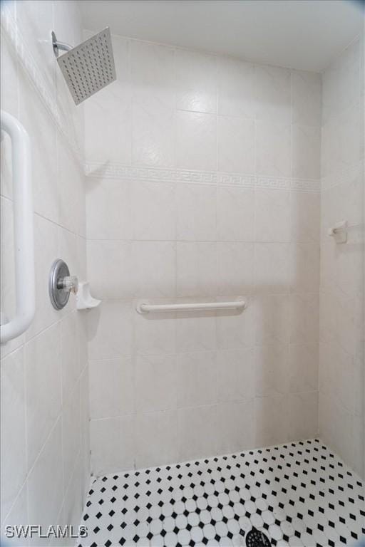 bathroom featuring tiled shower