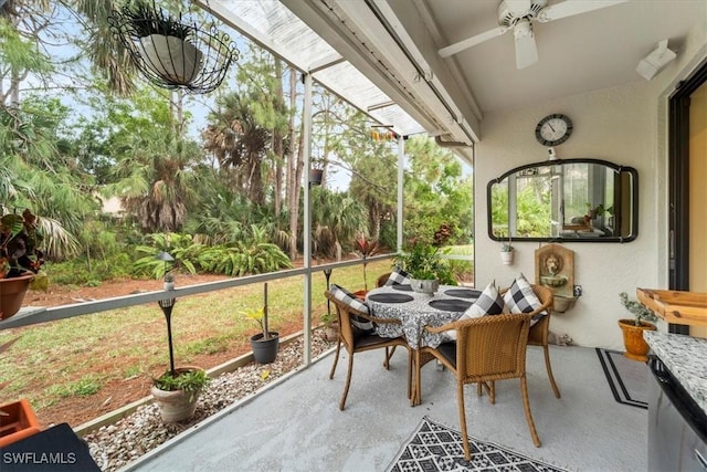 sunroom with ceiling fan