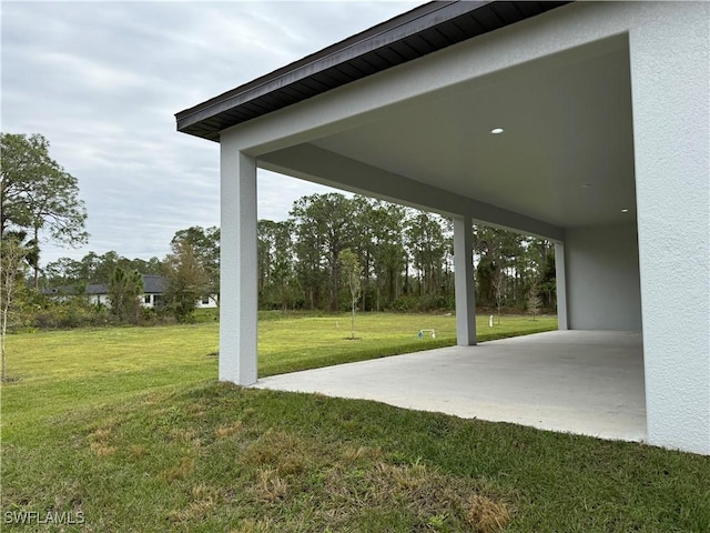 view of yard featuring a patio area