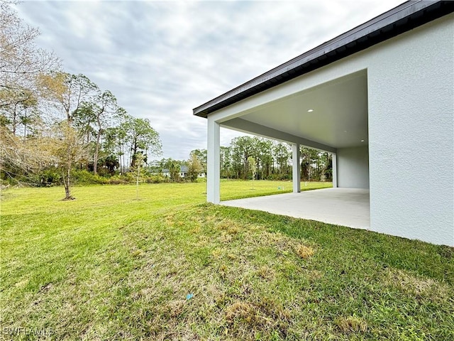 view of yard featuring a patio area