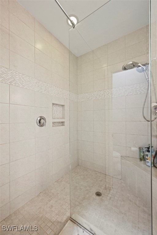 bathroom featuring a tile shower