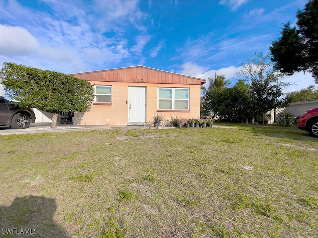 view of front of property with a front lawn