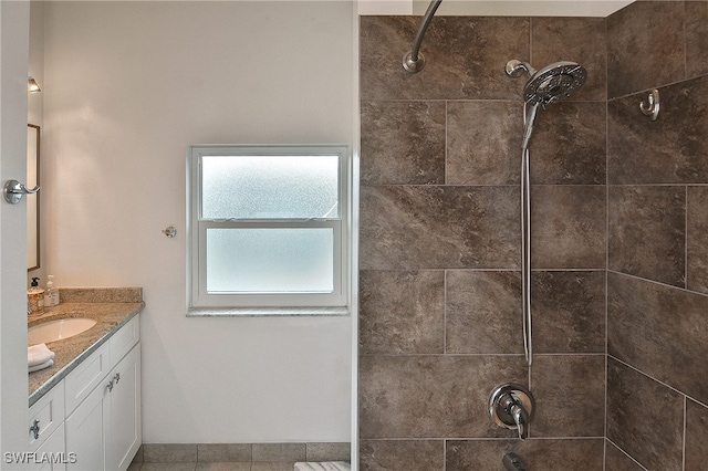 bathroom with vanity and tiled shower / bath