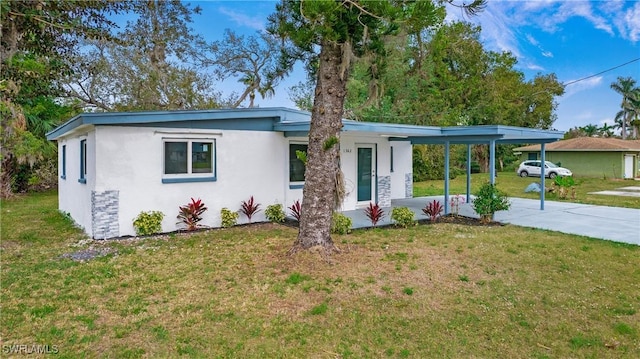 view of front facade with a carport and a front yard