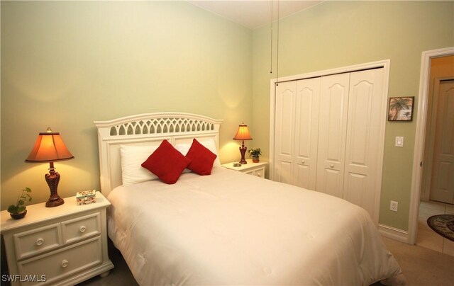 bedroom featuring carpet flooring and a closet