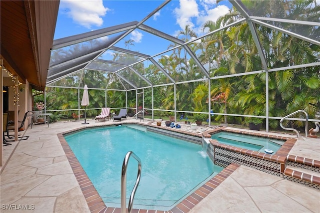 view of pool featuring an in ground hot tub, a patio area, and a lanai