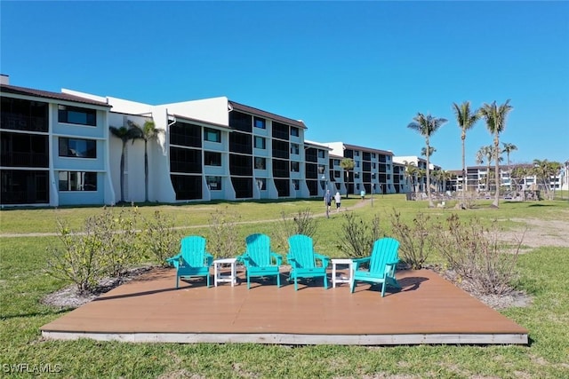 view of property's community featuring a lawn