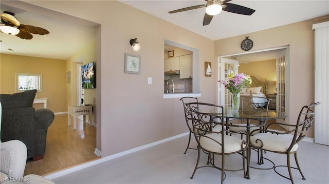 dining area featuring ceiling fan, sink, and light hardwood / wood-style floors