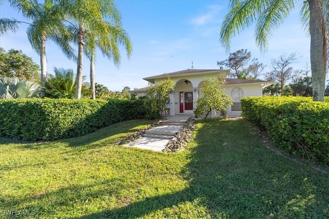 view of front of home featuring a front yard