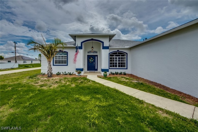 view of front of home featuring a front lawn