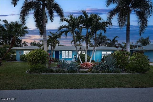 view of front facade featuring a lawn