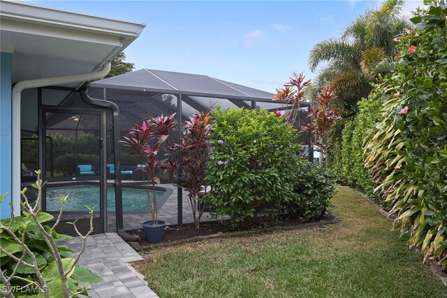 view of yard featuring a lanai