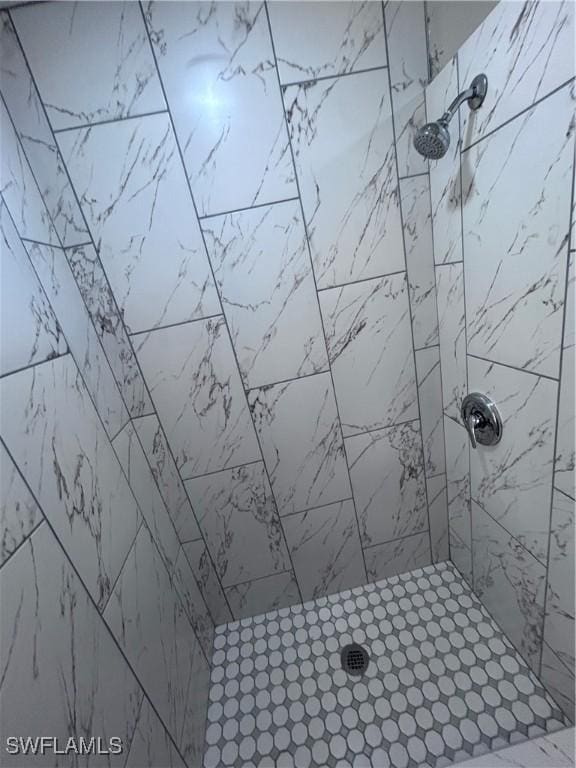 bathroom featuring a tile shower