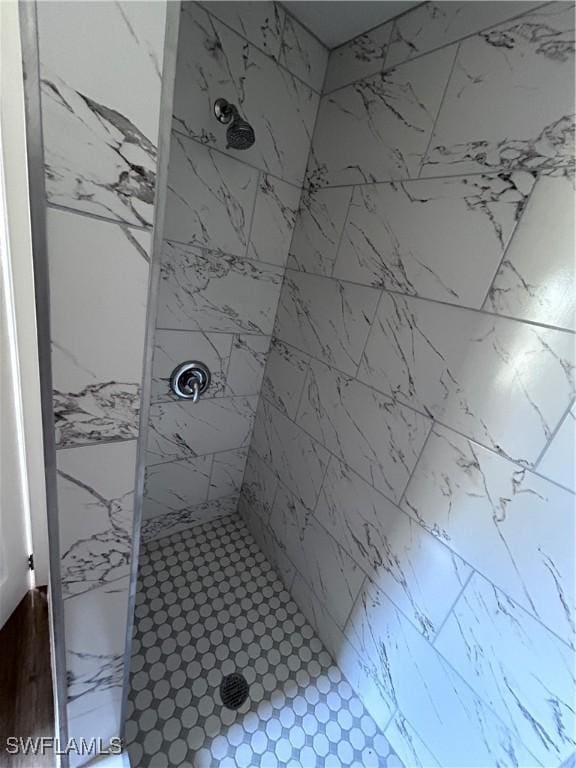 bathroom featuring a tile shower