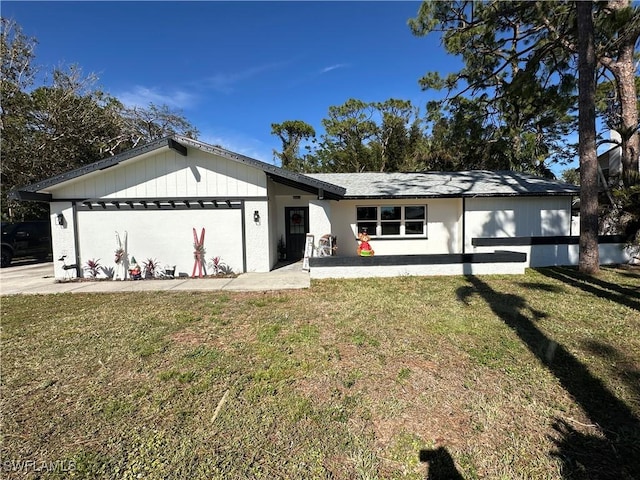 single story home featuring a front lawn