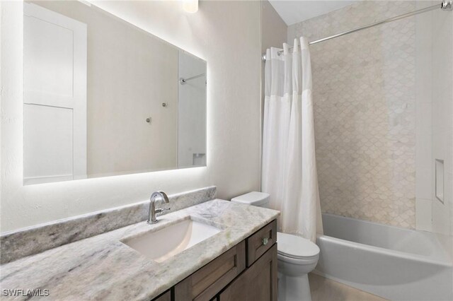 full bathroom with toilet, vanity, and shower / bath combo