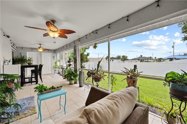 sunroom with ceiling fan