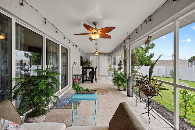 sunroom with ceiling fan