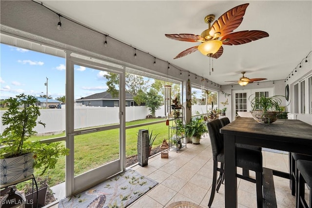 sunroom with ceiling fan