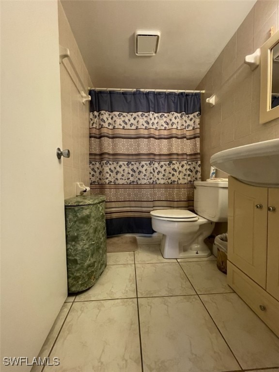 bathroom with toilet, a shower with shower curtain, and vanity