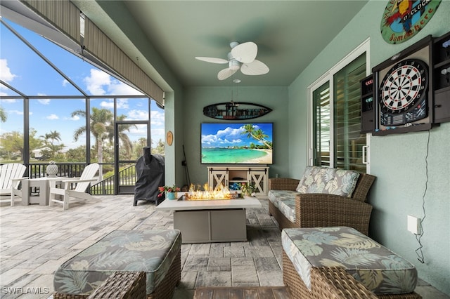 sunroom with ceiling fan