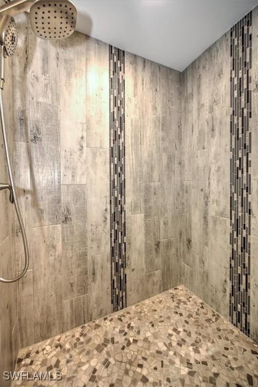 bathroom featuring a tile shower