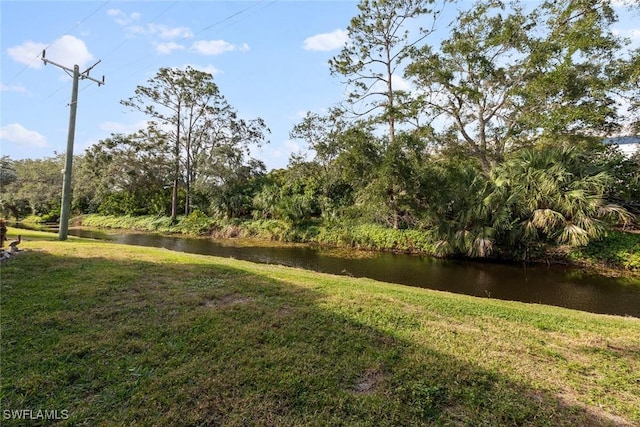 view of yard featuring a water view