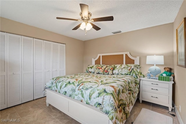 bedroom featuring ceiling fan, a closet, and a textured ceiling