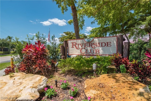 view of community / neighborhood sign